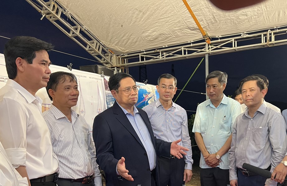 Thủ tướng Chính phủ Phạm Minh Chính trao đổi với các đồng chí lãnh đạo Bộ GTVT và tỉnh Hòa Bình về quyết tâm triển khai đầu tư đường cao tốc Hòa Bình - Mộc Châu.