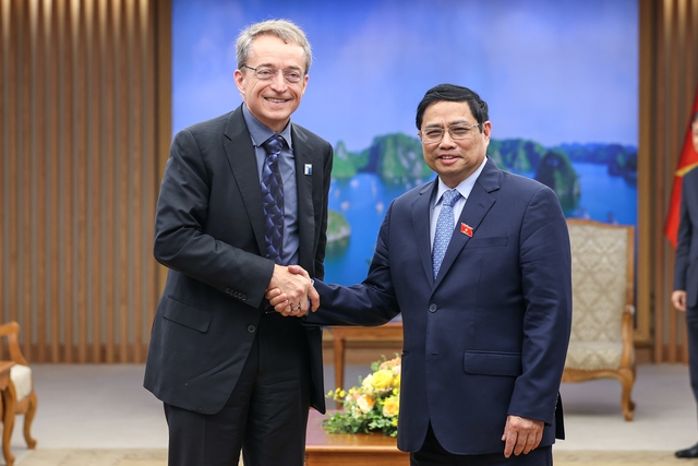 Prime Minister Pham Minh Chinh (R) shakes hands with Intel CEO Patrick Gelsinger, Ha Noi, May 27, 2022 - Photo: VGP/Nhat Bac