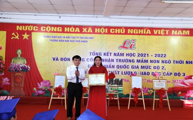 Ông Lê Thanh Toàn – Phó Chủ tịch UBND Thành phố Thủ Dầu Một trao khen thưởng cho trường mầm non Ngô Thời Nhiệm
