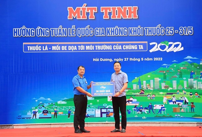 Ông Nguyễn Tất Tùng - Chủ tịch HĐQT Natrumax Việt Nam trao biển số tiền 18 triệu đồng tặng thiếu nhi có hoàn cảnh khó khăn tỉnh Hải Dương.