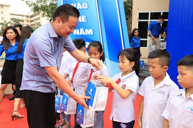 Ông Nguyễn Tất Tùng - Chủ tịch HĐQT Natrumax Việt Nam trao quà cho thiếu nhi có hoàn cảnh khó khăn tỉnh Hải Dương.