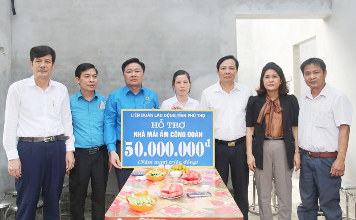 Chủ tịch LĐLĐ tỉnh Phú Thọ trao biểu trưng hỗ trợ 50 triệu đồng xây dựng nhà “Mái ấm Công đoàn” cho chị Bùi Thị Vân Anh
