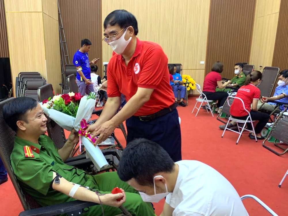Lãnh đạo Hội Chữ thập đỏ tỉnh Phú Thọ tặng hoa động viên các tình nguyện viên tham gia hiến máu.
