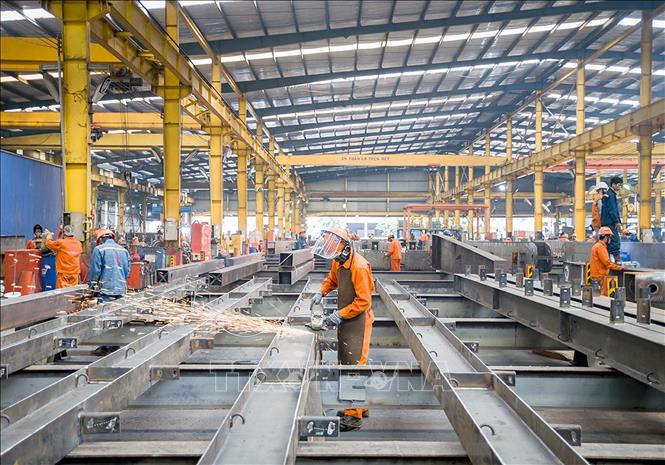 Workers of Dai Dung Commercial Construction Mechanical Joint Stock Company in An Ha Industrial Park, Binh Chanh District. Photo: Thanh Vu/VNA.