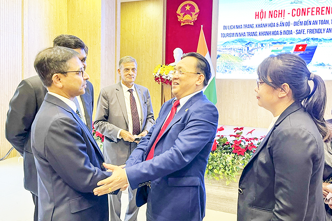 Mr Le Huu Hoang and Indian Ambassador to Vietnam Pranay Verma met to connect tourism between the two sides.