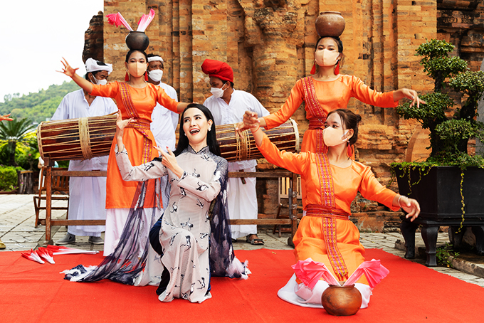 Visitors participate in cultural activities at Ponagar Tower.