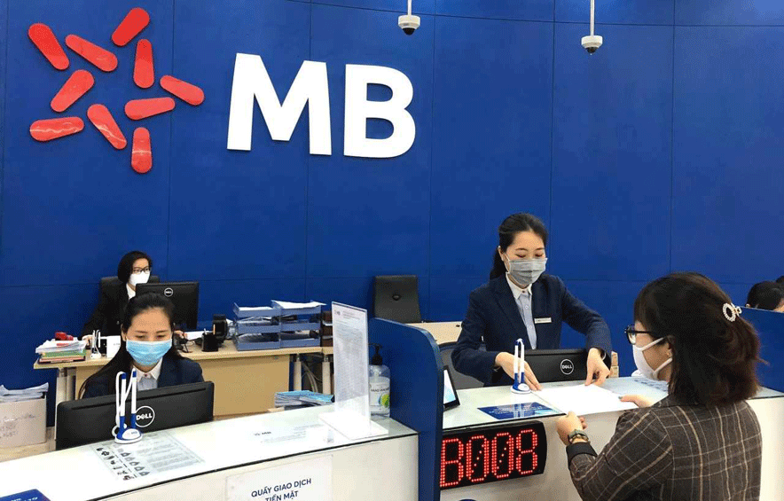 Ảnh minh họaA customer at an MB branch