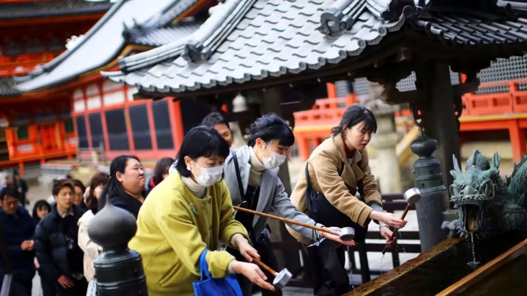 Phụ nữ đến thăm Kiyomizu-dera, một ngôi chùa Phật giáo nổi tiếng, ở Kyoto. Thành phố đã phải vật lộn để đối phó với dòng khách du lịch trước đại dịch, dẫn đến xích mích với người dân địa phương. © Reuters