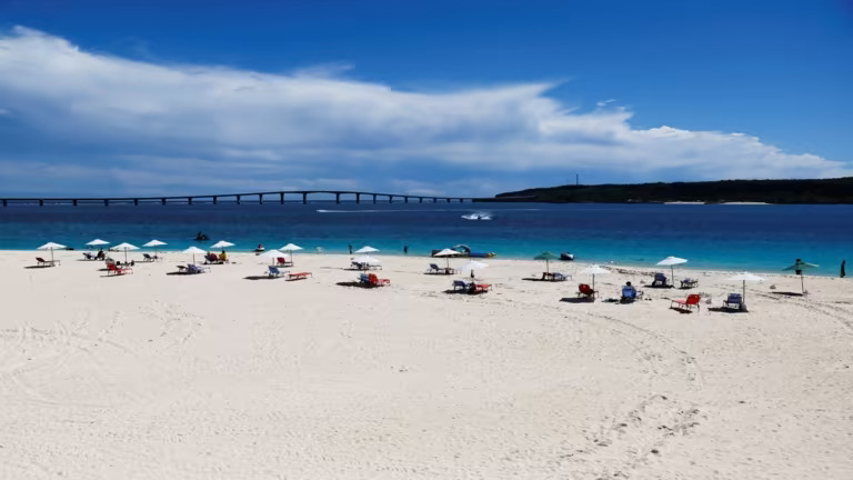 Đảo Miyako ở Okinawa. Mặc dù lượng khách du lịch nước ngoài gia tăng, khoảng 80% chi tiêu cho du lịch ở Nhật Bản vẫn đến từ người dân địa phương trong năm 2019. © Reuters