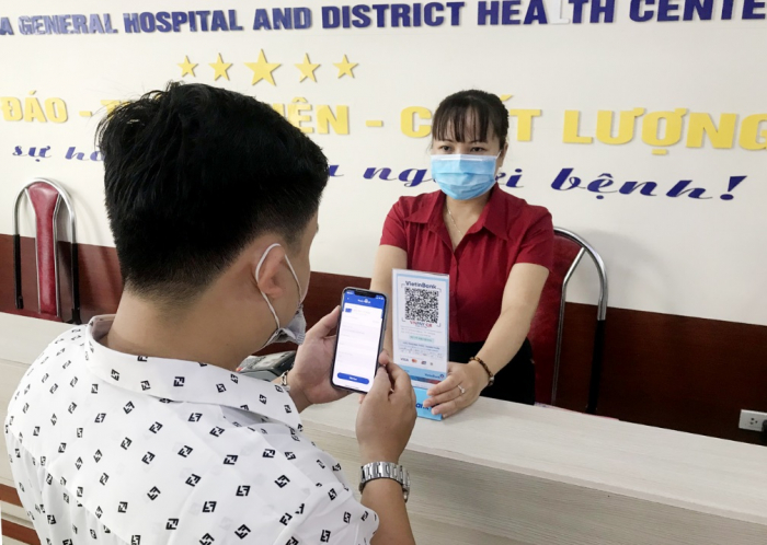 Người dân thanh toán viện phí bằng QR-Code tại Trung tâm Y tế huyện Thanh Ba (Phú Thọ)