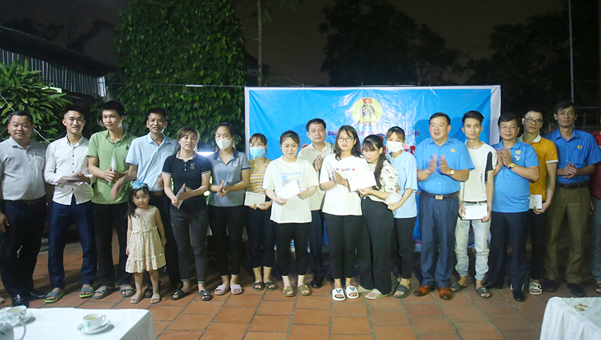 Lãnh đạo LĐLĐ thành phố Việt Trì (Phú Thọ) trao quà cho đại diện các phòng tại khu nhà trọ công nhân xóm Nội.