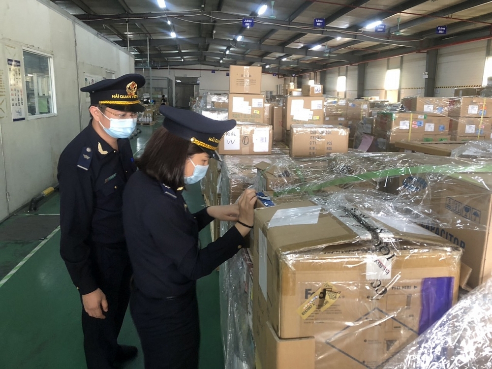 Công chức Hải quan Hà Nam Ninh kiểm tra hàng hóa tại kho bãi