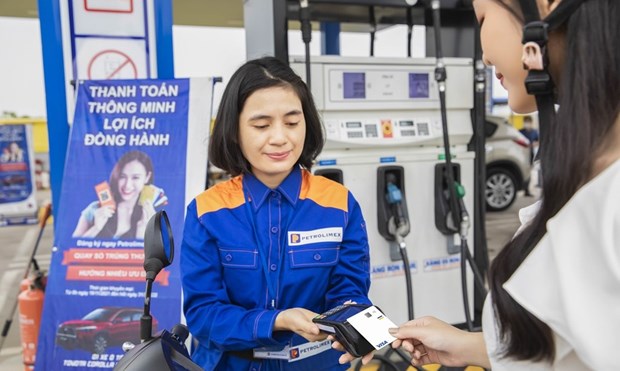 Now consumers can pay using Visa’s contactless-enabled cards at Petrolimex's petrol stations nationwide. (Photo: Visa Vietnam)