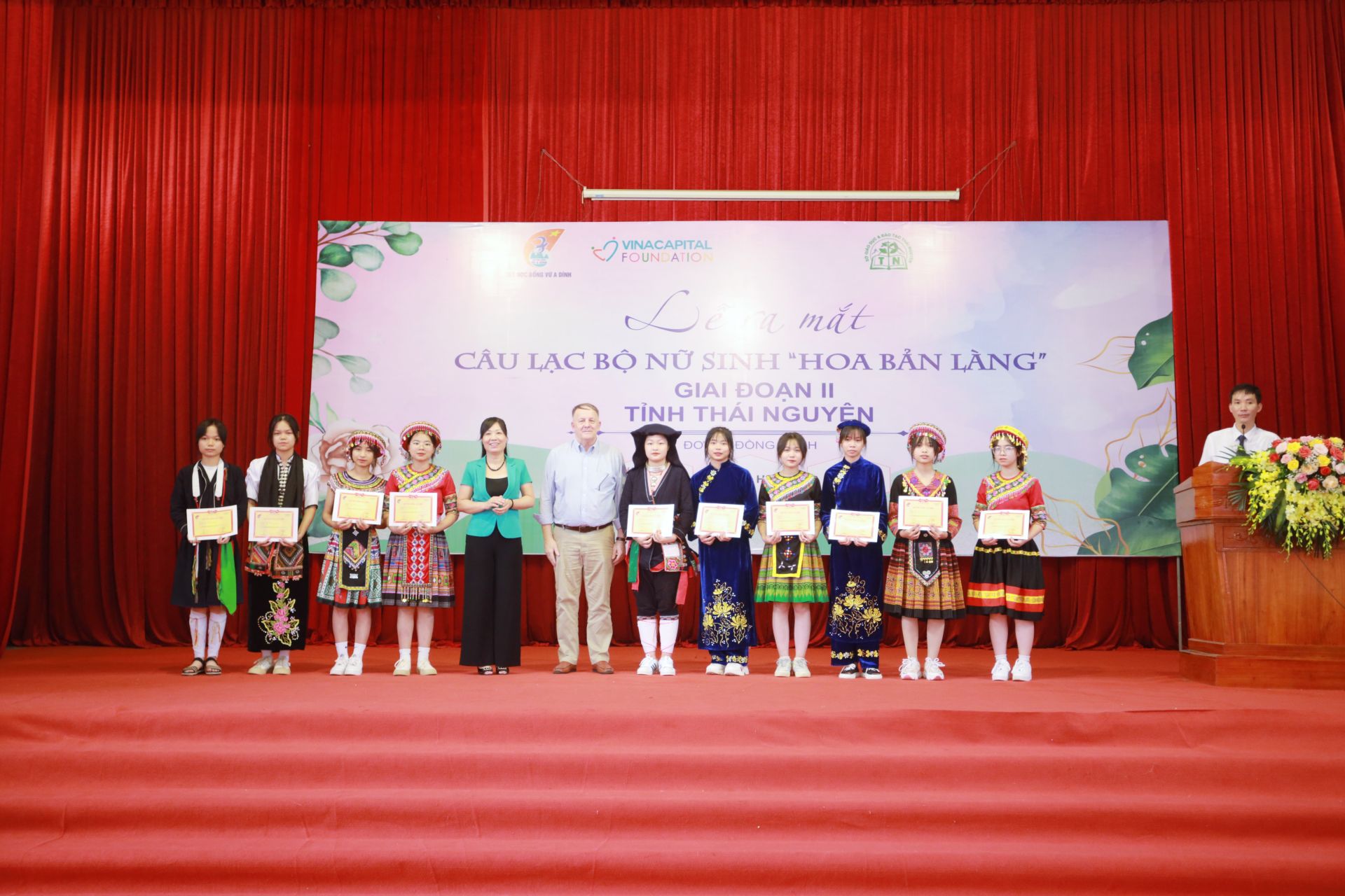 Đại diện Hội Liên hiệp Phụ nữ tỉnh Thái Nguyên và Đại diện VCF trao học bổng cho các nữ sinh