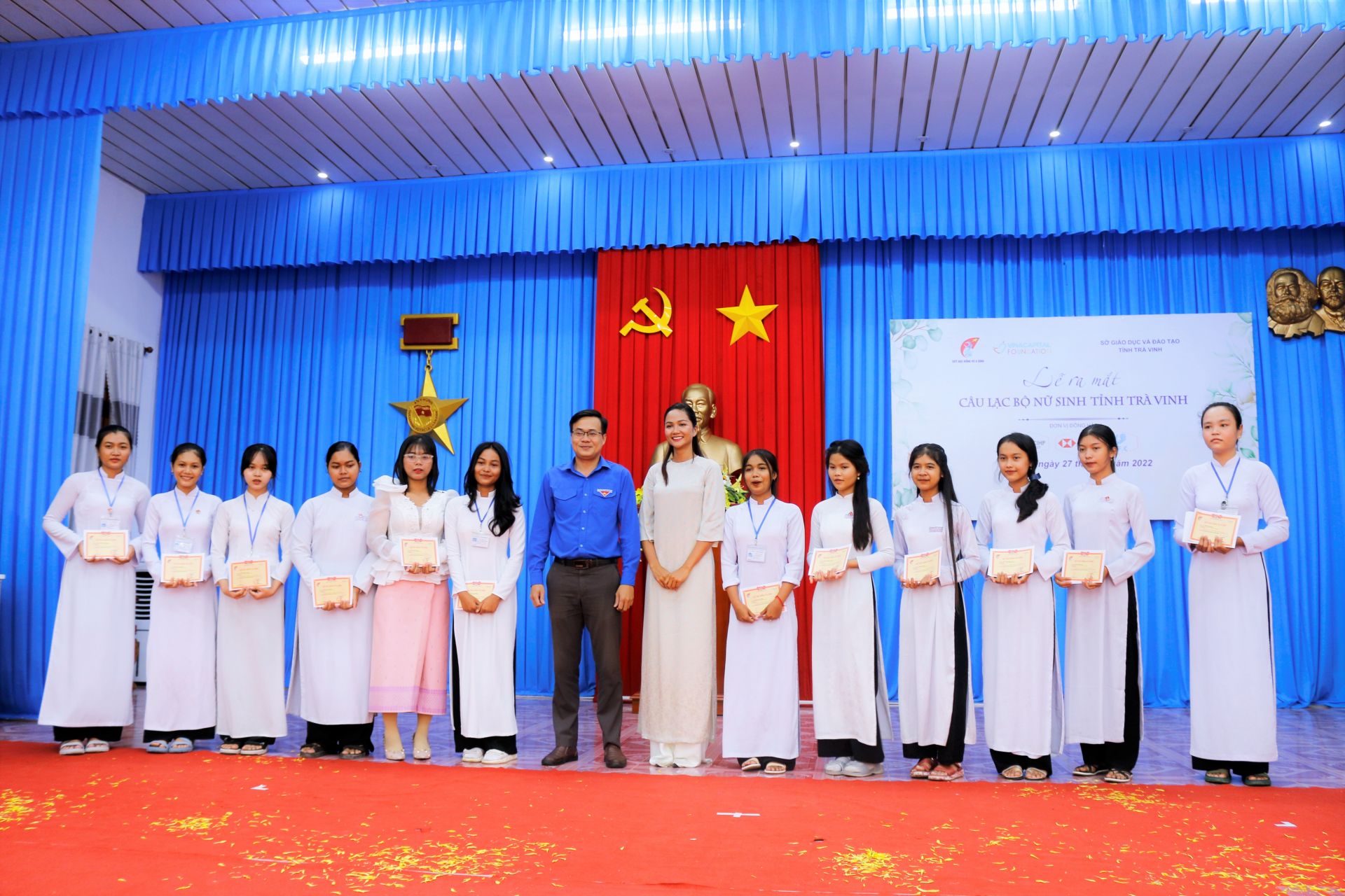 Hoa hậu H'Hen Nie và Đại diện Tỉnh đoàn Trà Vinh trao học bổng cho các nữ sinh