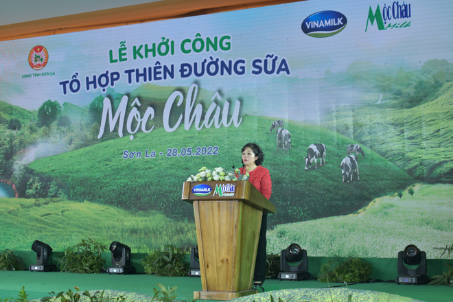 Bà Mai Kiều Liên, Thành viên HĐQT, Tổng Giám đốc Vinamilk kiêm Chủ tịch HĐQT Mộc Châu Milk phát biểu về các định hướng chiến lược đối với dự án.