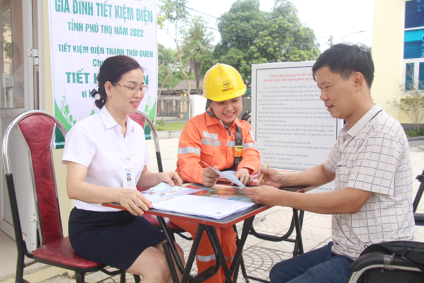 Nhân viên Điện lực thị xã Phú Thọ tuyên truyền chương trình “Gia đình tiết kiệm điện” cho khách hàng