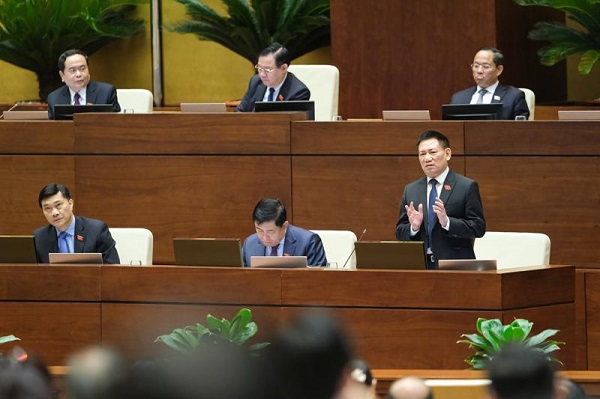 Bộ trưởng Bộ Tài chính Hồ Đức Phớc phát biểu giải trình một số nội dung đại biểu Quốc hội nêu (Ảnh: Quochoi.vn)
