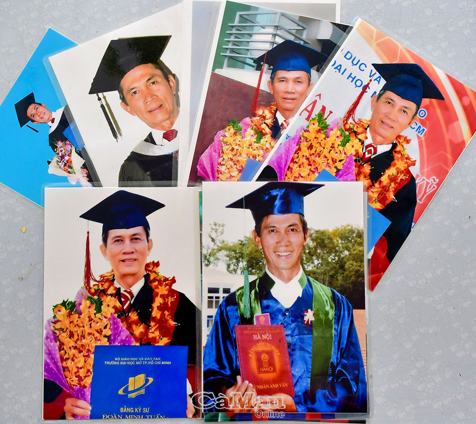 Ông Đoàn Minh Tuấn lưu lại hình ảnh những lần đi nhận bằng đại học.
