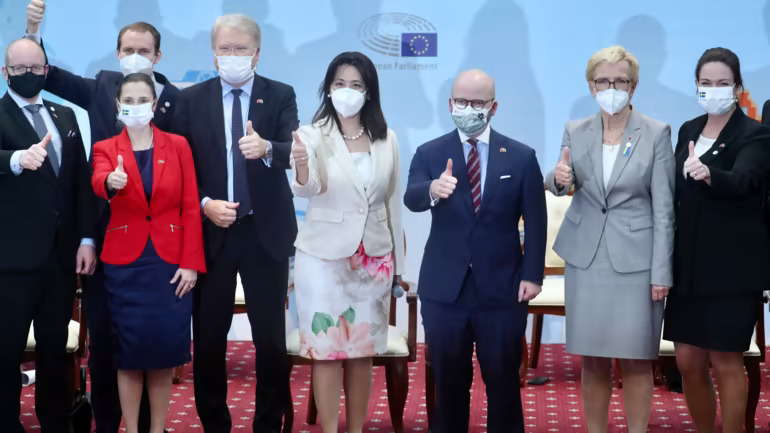 Một phái đoàn chung gồm các nghị sĩ Thụy Điển và châu Âu thăm Đài Bắc vào ngày 14 tháng 4. © EPA / Jiji