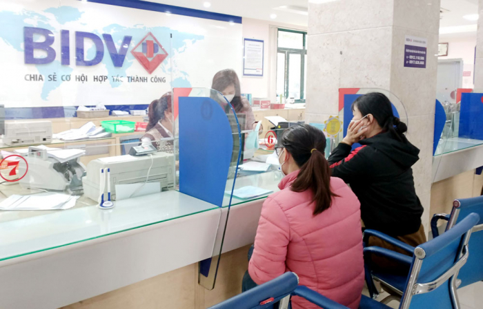 Cán bộ Ngân hàng BIDV Phú Thọ hướng dẫn người dân đăng ký thanh toán trực tuyến tiền điện, nước qua hệ thống ngân hàng