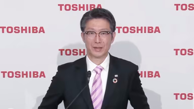 Chủ tịch kiêm Giám đốc điều hành của Toshiba Taro Shimada, người nắm quyền lãnh đạo vào tháng 3, có kế hoạch tăng gấp đôi lợi nhuận hoạt động lên 360 tỷ yên (2,7 tỷ USD) vào tháng 3 năm 2026. (Ảnh chụp màn hình từ trang web của Toshiba)