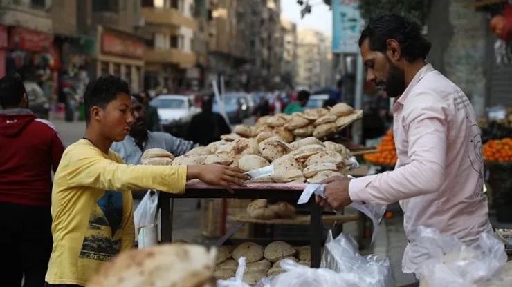 Việc Nga xâm lược Ukraine đang đe dọa nguồn cung cấp lúa mì và ngũ cốc toàn cầu, một nguy cơ đặc biệt đối với các nước Trung Đông và châu Phi như Ai Cập, nơi bánh mì là thực phẩm chủ yếu trong chế độ ăn uống. Cairo, Ai Cập, vào ngày 9 tháng 3 năm 2022.