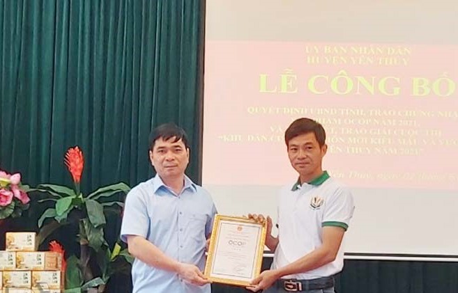 Lãnh đạo huyện Yên Thủy trao giấy chứng nhận sản phẩm cao cà gai leo Yên Thủy đạt 4 sao cho HTX nông lâm nghiệp Bảo Hiệu.