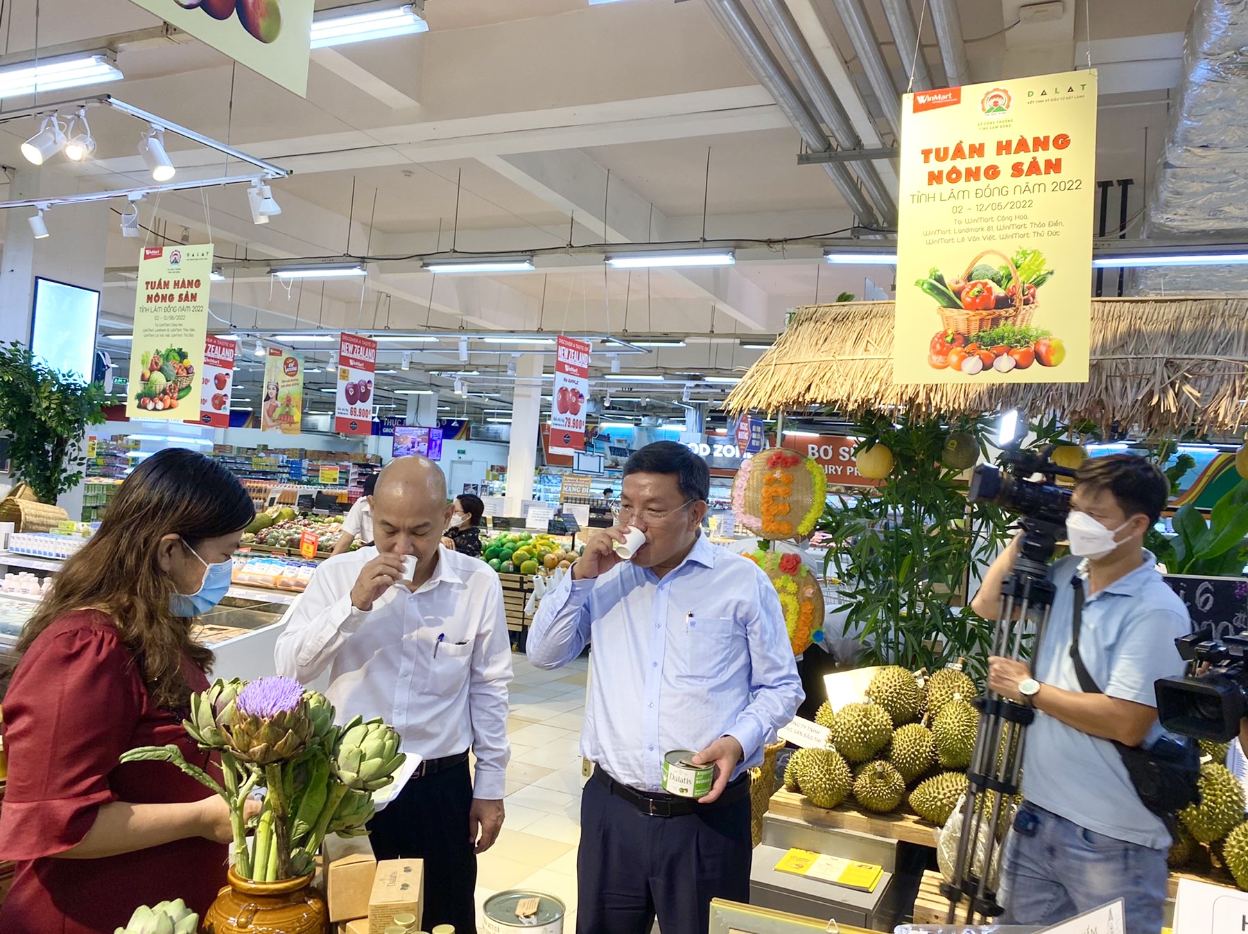 Lãnh đạo Sở Công Thương tỉnh Lâm Đồng và TP. Hồ Chí Minh tham quan gian hàng nông sản