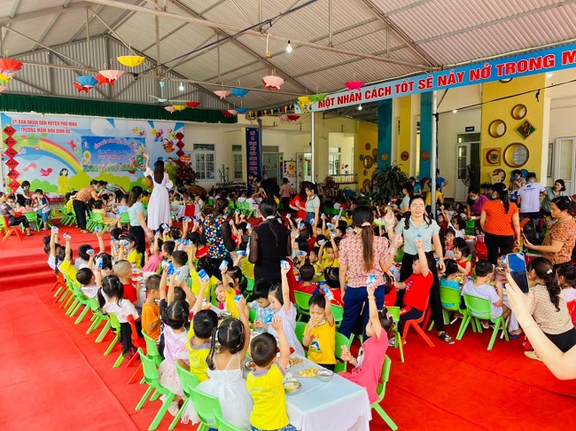 Natrumax Anh Tú Phú Thọ tặng 1000 hộp sữa Natrumax Fater pha sẵn cho học sinh trường Mầm non xã Bình Bộ, huyện Phù Ninh, tỉnh Phú Thọ