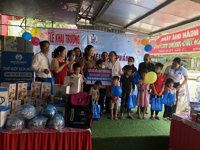 Natrumax Hoàng Loan xã Văn Phú, thành phố Yên Bái trao quà cho trẻ em nghèo có HCKK