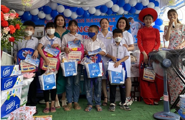 Niềm vui của các em Học sinh nghèo vượt khó khi đón nhận những món quà ý nghĩa của Natrumax Việt Nam