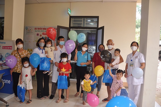 Natrumax Yên Bái tặng quà cho các cháu có hoàn cảnh khó khăn tại Bệnh viện đa khoa tỉnh Yên Bái