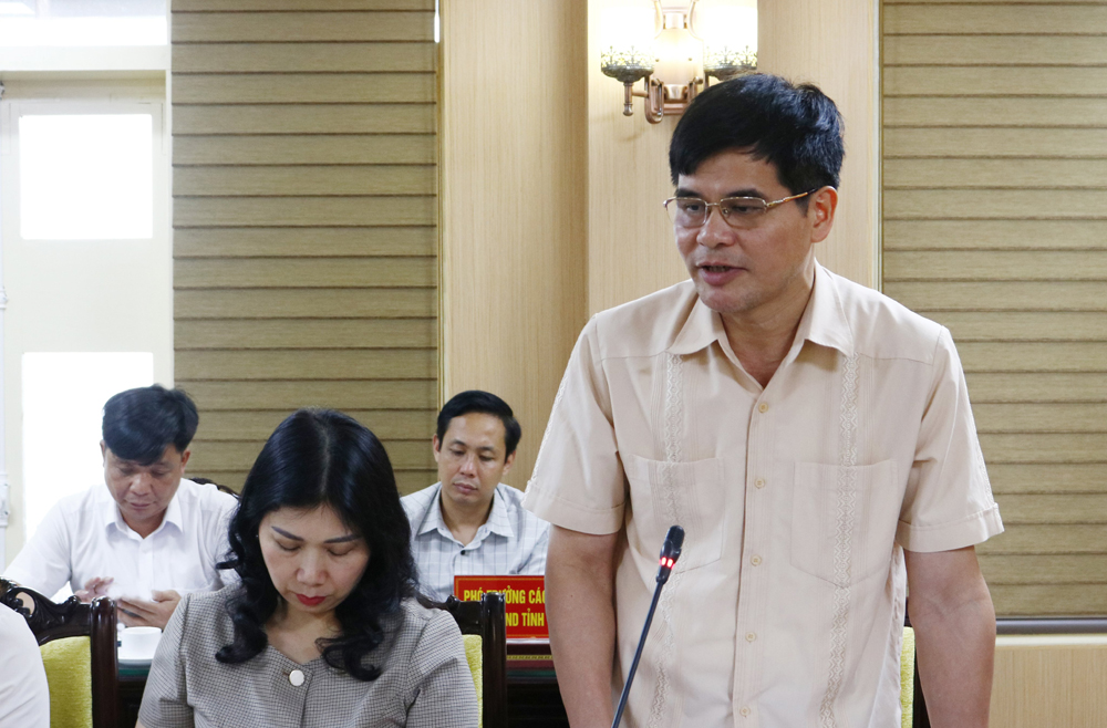 Ông Dương Hoàng Hương - Ủy viên BTV Tỉnh ủy, Phó Chủ tịch Thường trực HĐND tỉnh phát biểu ý kiến tại hội nghị.