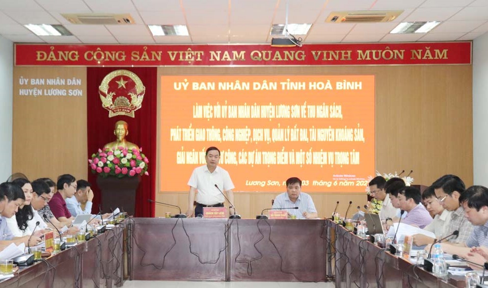 Phó Chủ tịch UBND tỉnh Hòa Bình Quách Tất Liêm chủ trì buổi làm việc việc với UBND huyện Lương Sơn.