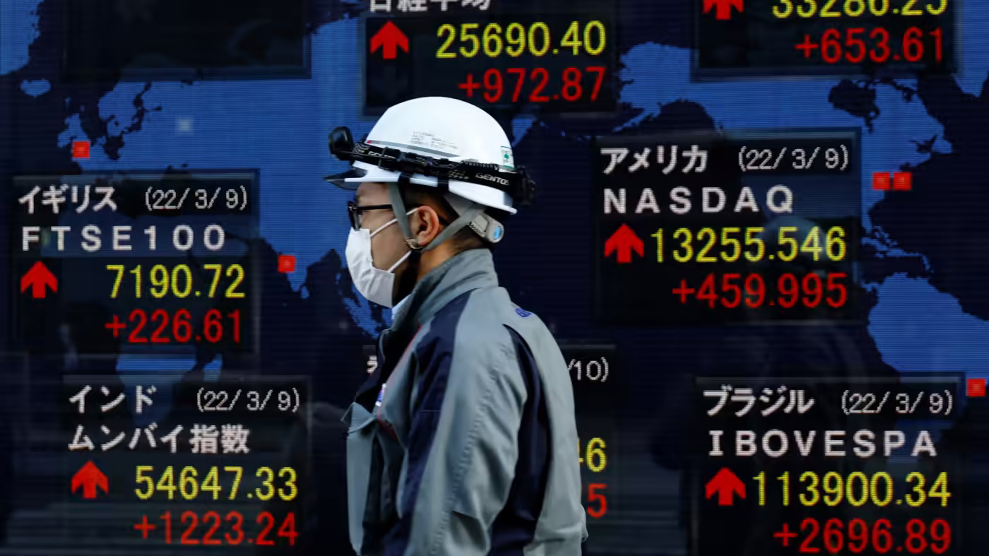 Một bảng hiển thị các chỉ số chứng khoán quốc tế bên ngoài một công ty môi giới ở Tokyo. Các công ty Nhật Bản đang mua lại cổ phiếu, gửi đi một thông điệp rằng cổ phiếu của họ đang bị định giá thấp. © Reuters