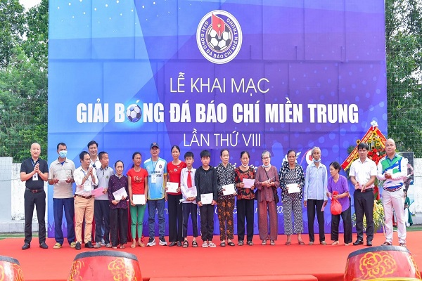 Ban tổ chức giải trao tặng 15 suất quà, mỗi suất 2 triệu đồng cho các hộ nghèo, học sinh có hoàn cảnh khó khăn trên địa bàn TP Thanh Hóa.