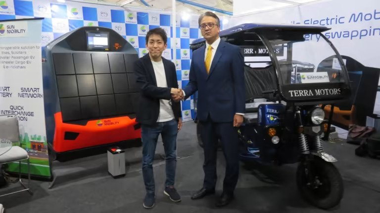 Terra Motors, một nhà sản xuất xe điện của Nhật Bản, đã hợp tác với Sun Mobility của Ấn Độ, một nhà phát triển pin địa phương, để xây dựng các trạm hoán đổi pin. (Ảnh của Ryosuke Hanada)