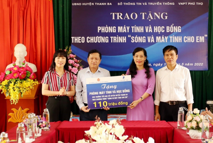 Lãnh đạo Sở Thông tin và Truyền thông tỉnh Phú Thọ, cùng  VNPT Phú Thọ trao tặng biểu trưng phòng máy tính và học bổng trị giá 110 triệu đồng cho Trường Tiểu học Đỗ Xuyên