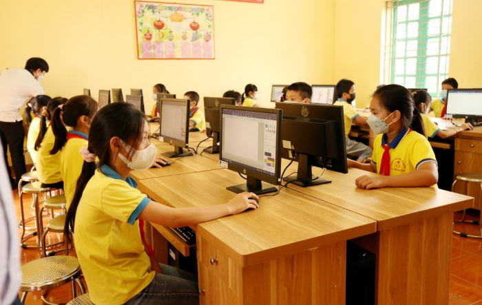 Trường Tiểu học Đỗ Xuyên được tài trợ phòng máy tính hiện đại