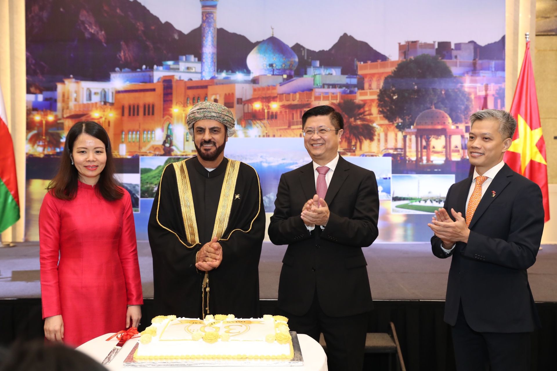 Đại sứ Oman và Lãnh đạo Đảng, Bộ Ngoại giao Việt Nam tại lễ kỷ niệm 30 năm thiết lập Quan hệ ngoại giao Việt Nam-Oman