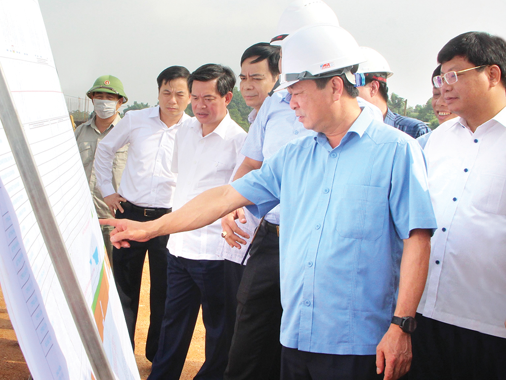 Chủ tịch UBND tỉnh Phú Thọ- Bùi Văn Quang kiểm tra tiến độ giải phóng mặt bằng Dự án cao tốc Tuyên Quang - Phú Thọ đoạn qua xã Yên Kiện.