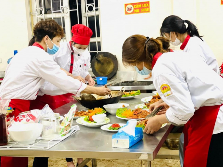 Giờ thực hành của học sinh lớp Kỹ thuật chế biến món ăn Trường Cao đẳng Nghề Phú Thọ
