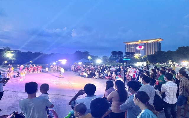 Sân chơi đường phố - Binh Duong New city đã trở thành điểm hẹn của người dân mỗi dịp cuối tuần