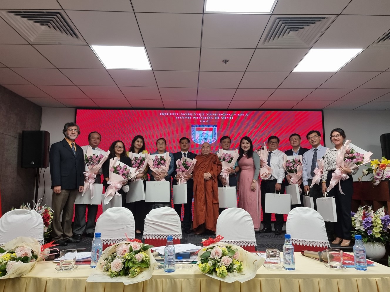 Dr Phan Thi Hong Xuan meets ASEAN TLS delegates in Ho Chi Minh City. Ho Chi Minh City Leaders, and Ho Chi Minh City City Union of Friendship Associations.