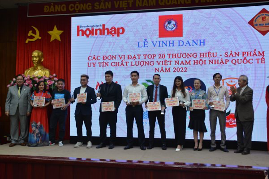 Enterprises received certificates at the event stage of Exhibitions and Reviews. Enterprises with prestigious brands and quality products entered the Top 50 Brands - Prestigious quality products of Vietnam in international integration