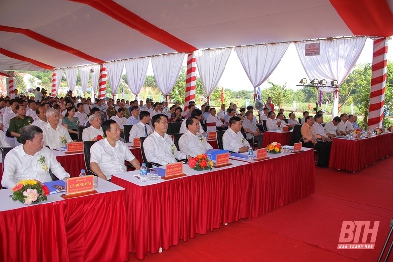 The ribbon-cutting ceremony for the Sao Mai Thanh Hoa Resort was attended by delegates.