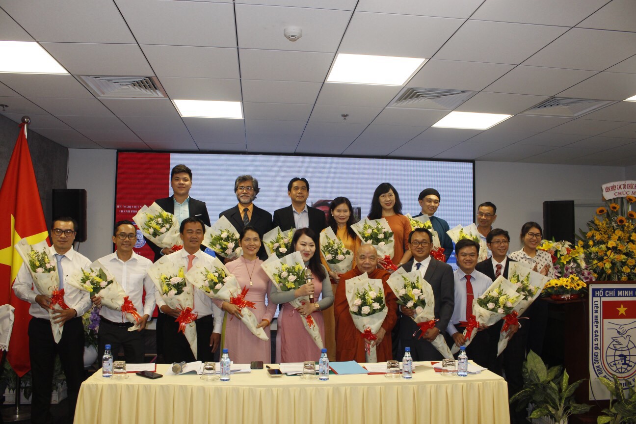 Ms Tran Hoang Khanh Van (first from right), Vice President of the Ho Chi Minh City Union of Friendship Organizations, handed flowers to 19 comrades elected to the Executive Committee of the Vietnam-Southeast Asia Friendship Association for the year 2022-2027.