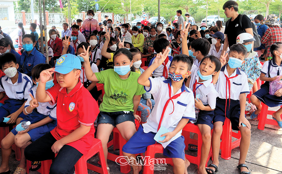 Học sinh và người dân rất phấn khởi khi xem chương trình biểu diễn nghệ thuật của các ca sĩ đoàn Caravan.