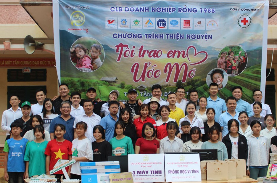 Hội Chữ thập đỏ tỉnh Hòa Bình cùng đoàn từ thiện trao máy tính cho Trường TH&THCS xã Ngổ Luông (Tân Lạc).